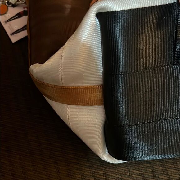 Harveys Seatbelt Disney Chip ‘n’ Dale Double-Sided Chipmunk Crossbody  Brand New - Picture 4 of 11